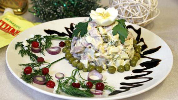 Праздничный салат с кальмарами и курицей на Новый год