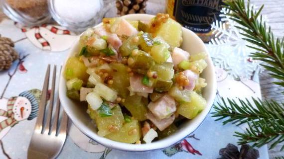 Праздничный салат с копчёной курицей и сельдереем