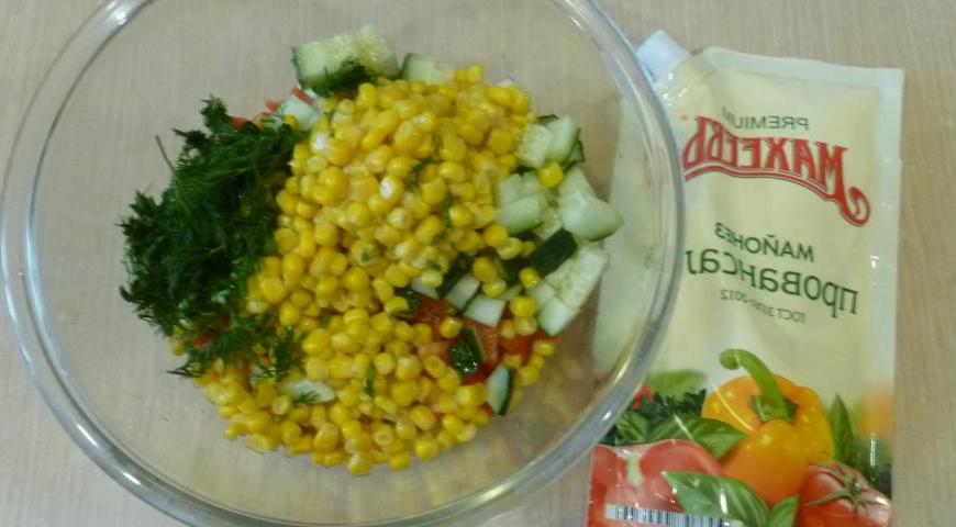 Добавьте консервированную кукурузу. По вкусу посолите и поперчите. Заправьте майонезом, добавьте измельченный укроп и тщательно перемешайте.