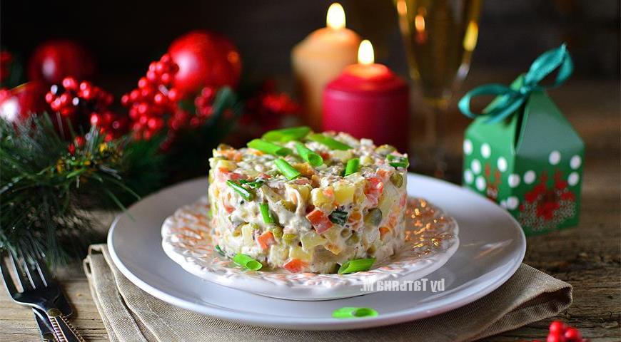Перед подачей выложите салат через кулинарное кольцо или формочку на тарелку. Украсьте по желанию свежими травами, дольками мандарина или оливками.
