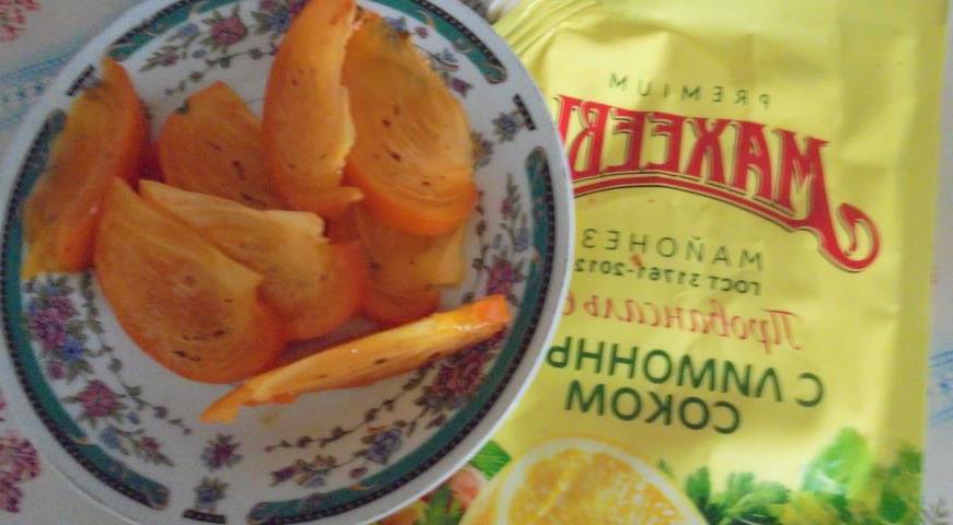 Хурму очистите от кожуры и нарежьте тонкими ломтиками.