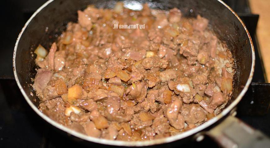 Куриную печень и репчатый лук нарезать небольшими кубиками. Выложить на сковороду с небольшим количеством масла и обжарить до готовности, добавив соевый соус. После приготовления печень нужно остудить.