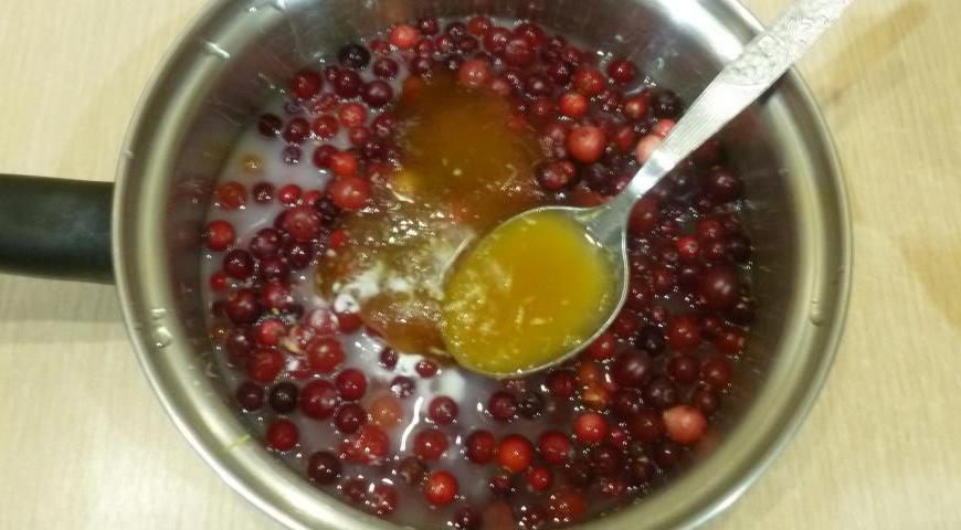 Для клюквенного соуса поместите все ингредиенты (промытую клюкву, мед, цедру и сок лимона, воду и крахмал) в сотейник. Варите на среднем огне 10–15 минут, пока ягоды не лопнут, и соус загустеет. Снимите с огня и остудите.