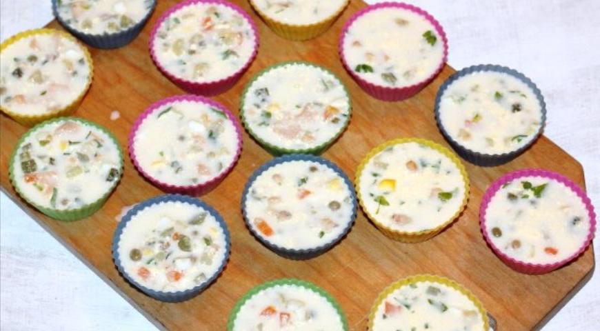 Готовой заливкой аккуратно заполняем формочки с салатом. Даём немного остыть при комнатной температуре, после чего отправляем в холодильник минимум на 2 часа для застывания.