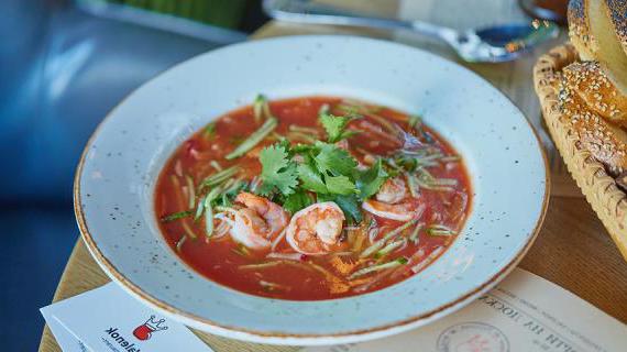 Прохладный томатный суп Кук-си с креветками: рецепт корейской кухни