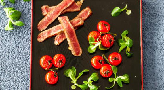 Простой и вкусный салат с сочным стейком рибай