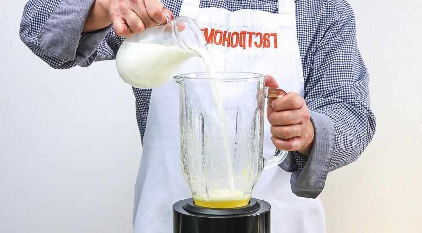 Убедитесь, что все продукты достигли комнатной температуры. В чашу блендера разбейте яйца, добавьте соль и сахар. Тщательно взбейте до однородности. Постепенно влейте молоко и снова взбейте.
