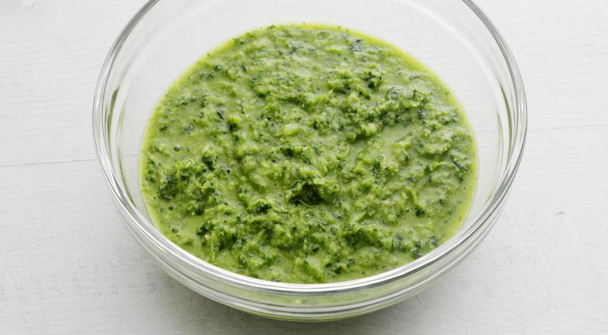 Заварите зеленую фасоль кипятком и нарежьте небольшими кусочками. Переложите фасоль в чашу блендера, добавьте половину петрушки, мяту, базилик, лимонный сок, оливковое масло, соль и перец. Взбейте смесь до однородности, дайте ей остыть и отправьте в холодильник.