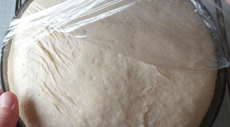 Разогрейте духовку до 180°C. Подготовьте противень, застелив его пергаментом.