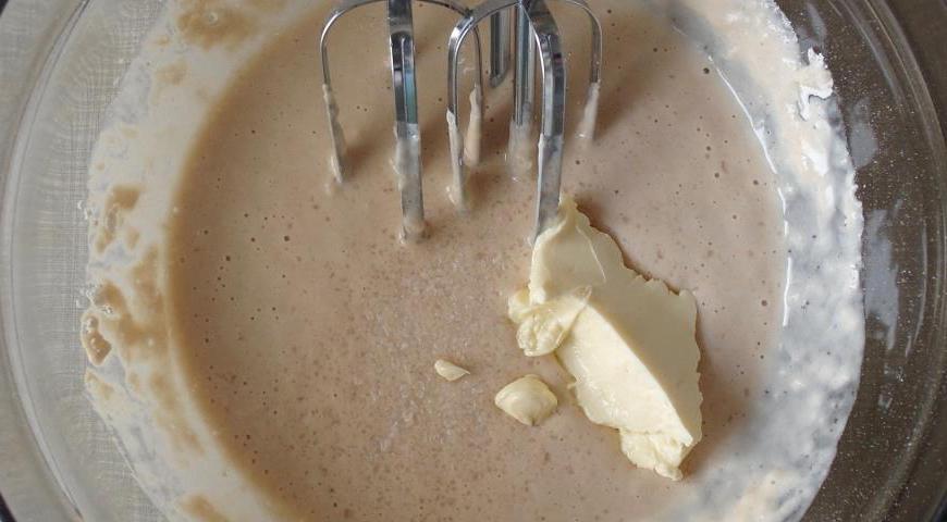 Добавьте соль и размягченное сливочное масло, хорошо перемешайте.