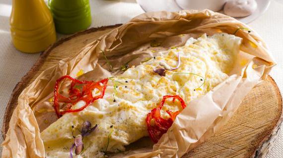 Пышный белковый омлет с молоком и зеленью проросшей пшеницы