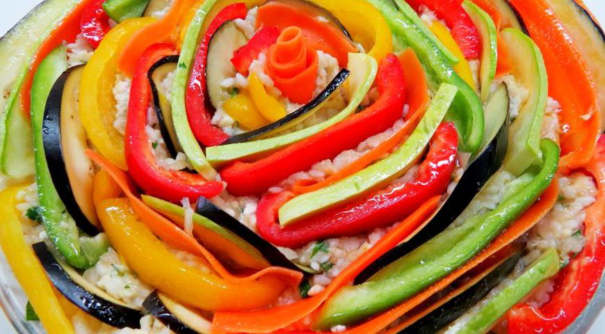 Смешайте оливковое масло, сухой чеснок и немного соли, затем равномерно смажьте этим составом все овощи сверху.