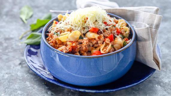Ракушки с мясным фаршем и томатным соусом