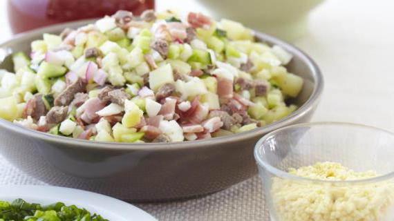 Разнообразная окрошка с несколькими видами мяса — вкусный и освежающий летний суп