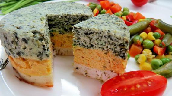 Разноцветная запеканка из куриного фарша — сочная и аппетитная