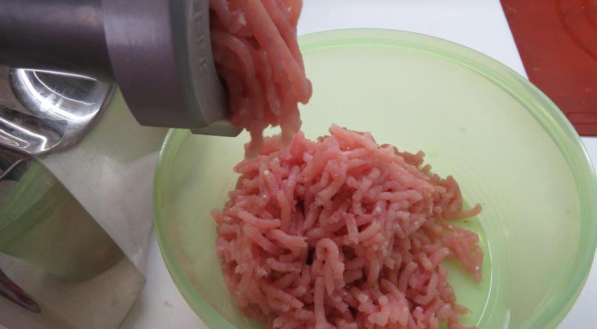 Пропустите куриное филе через мясорубку, чтобы получить свежий куриный фарш. Морковь очистите и нарежьте мелкими кубиками. Добавьте её в кастрюлю с кипящей водой вместе с зеленым горошком и бланшируйте в течение 3–5 минут. Затем откиньте на дуршлаг и остудите.