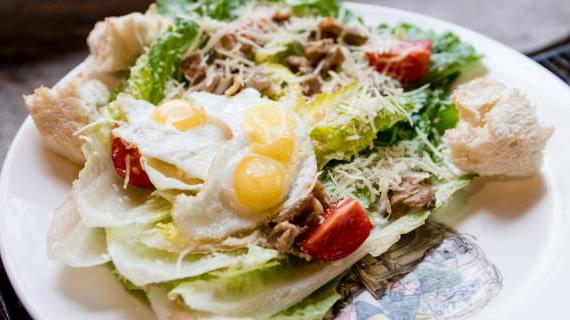 Рекомендуемый салат Цезарь с запеченным цыпленком от кафе Кусочки — изысканная подача и необычные ингредиенты