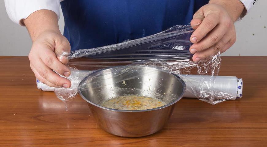 Соберите все необходимые продукты: орехи, сухофрукты, цедру лимона или апельсина, ванильный сахар, специи (корица, имбирь), апельсиновый сок и бренди. Орехи измельчите крупно, а сухофрукты порежьте мелко. Смешайте их вместе, добавьте цедру, ванильный сахар и пряности. Залейте смесь апельсиновым соком и бренди, хорошо перемешайте, накройте пленкой и оставьте на 8–14 часов для пропитки.