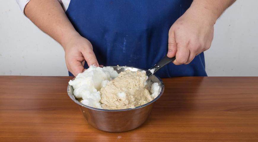 Белки взбейте с щепоткой соли до устойчивых пиков. Аккуратно введите их в тесто, используя лопатку, двигаясь снизу вверх, чтобы не разрушить воздушную структуру.