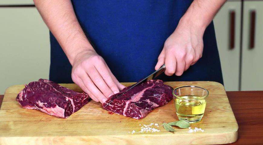Нарежьте мясо тонкими пластинами поперек волокон. Каждую пластину разделите на полоски. Присыпьте мясо смесью муки, соли и перца, обваляйте каждый кусочек и стряхните лишнее.