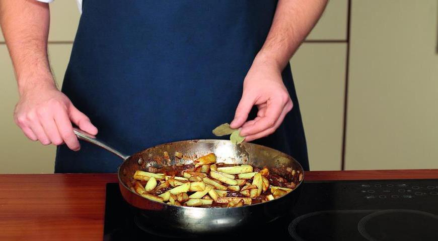 Добавьте обжаренный картофель и лавровый лист к мясу. Аккуратно перемешайте и тушите еще 7 минут. Натрите чеснок на терке, добавьте в азу, перемешайте и сразу же подавайте к столу.
