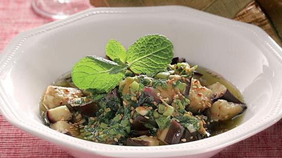 Ароматные баклажаны с чесноком, мятой и изысканным соусом