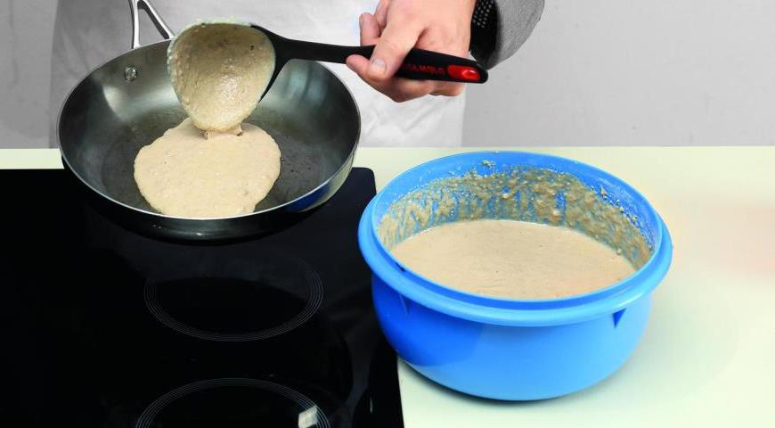 Яйца нарежьте мелкими кубиками. Зеленый лук также мелко порубите и слегка обжарьте в двух-трех столовых ложках топленого масла на маленьком огне в течение одной минуты. Смешайте рубленые яйца с луком, добавьте соль и перец. Остудите смесь. Введите в тесто разрыхлитель и перемешайте. Испеките тонкие блинчики на смазанной топленым маслом сковороде. Готовые блины уложите в емкость под крышку.
