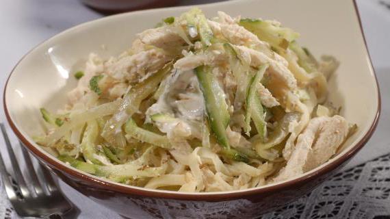 Рецепт блинного салата с курицей и огурцами