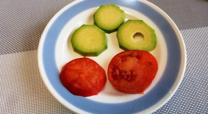 Помидор и авокадо нарезаем тонкими ломтиками. Крабовое мясо разделываем на аккуратные кусочки. Булочку разрезаем пополам и обжариваем на той же сковороде, где готовился лук, чтобы она приобрела хрустящую корочку.