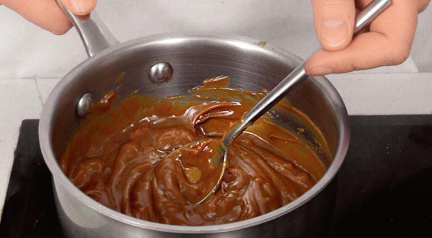 Бананы нарежьте тонкими кружочками. Вареную сгущенку можно немного подогреть на слабом огне или в микроволновой печи, чтобы она стала более жидкой и легче распределялась. Тем временем взбейте сливки до образования мягких пиков – они должны держать форму, но оставаться воздушными.