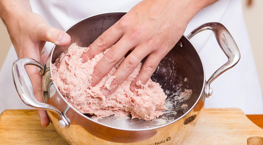 Переложите полученный фарш в большую кастрюлю или миску, хорошо перемешайте руками, чтобы равномерно распределить мясо и жир. Бульон нагрейте до температуры около 35°C.