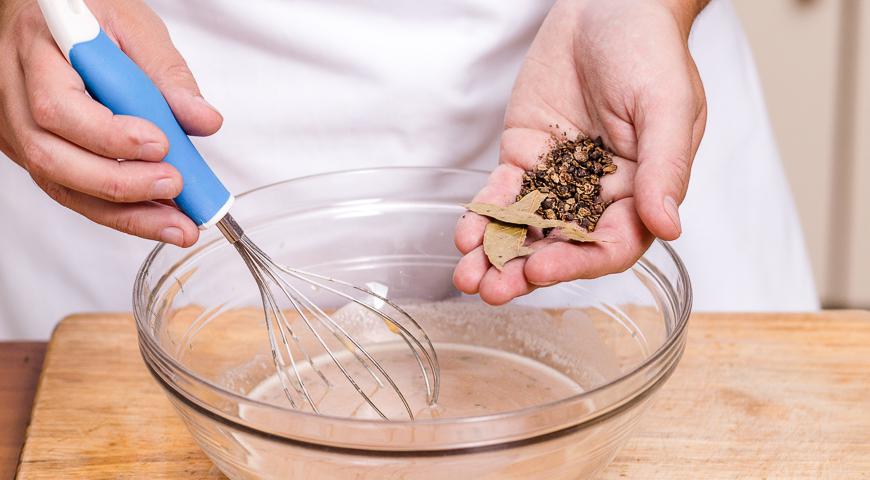 Добавьте сломанный пополам лавровый лист и черный перец. Посолите по вкусу и тщательно перемешайте всю массу до однородности.