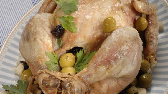 Рецепт фаршированной курицы с черносливом и яблоками