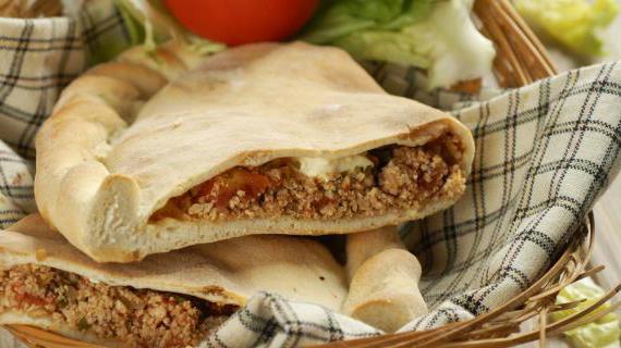 Рецепт итальянской пиццы кальцоне с мясной начинкой и моцареллой