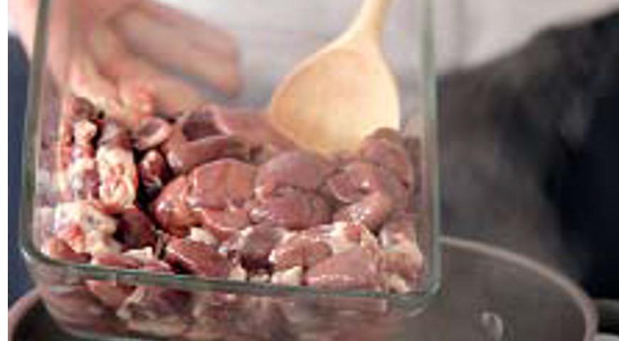Желудки необходимо промыть, нарезать полосками и поместить в кастрюлю. Залейте их горячим бульоном или холодной водой, доведите до кипения, уберите пену и варите при слабом огне около 33 минут.
