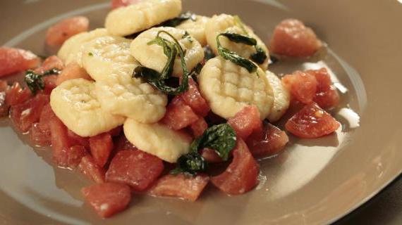 Рецепт картофельных ньокки с ароматным базиликом и помидорами