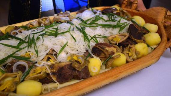 Рецепт казахского бешбармака по-домашнему: ароматная лапша с мясом и бульоном