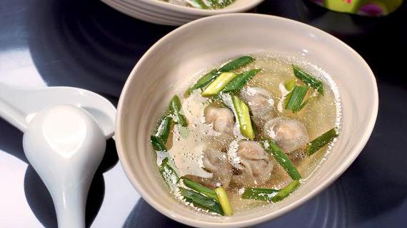 Китайский суп вонтона: вкусный бульон с нежными пельменями
