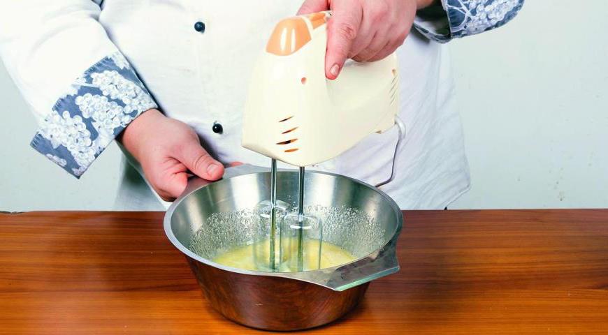 Смешайте яйца с сахаром и медом в жаропрочной миске или кастрюльке. Добавьте нарезанное небольшими кусочками масло и поместите посуду на водяную баню, наполненную слабо кипящей водой.