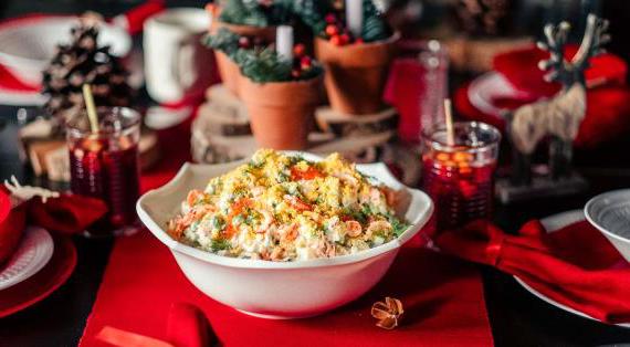 Рецепт классического салата Оливье с раковыми шейками и анчоусным майонезом