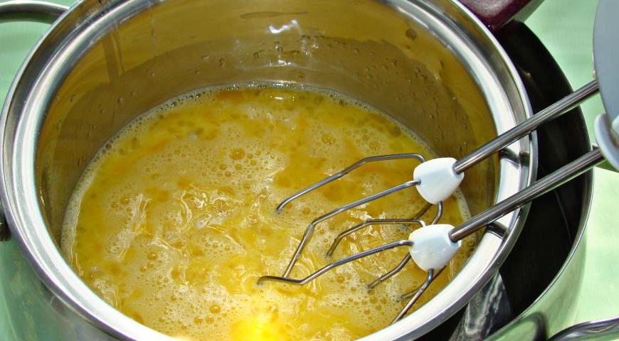 Непрерывно взбивайте смесь венчиком или миксером на малых оборотах, пока она не станет теплой. Затем снимите с огня и продолжайте взбивать миксером до получения плотной и воздушной массы.