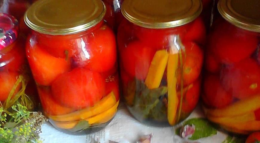 После остывания банки можно убирать на хранение. Получаются красивые, хрустящие и ароматные помидоры с легкой сладостью и пряными нотками.