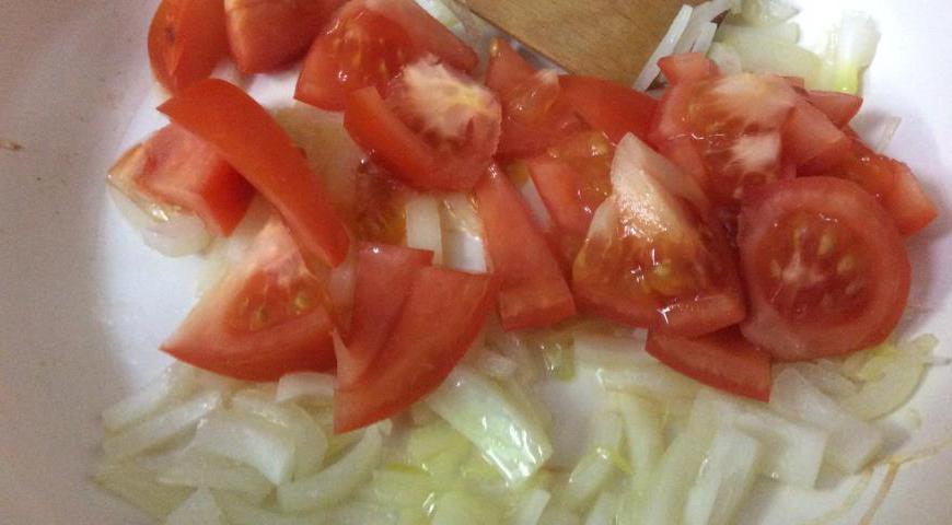Помидоры нарежьте дольками и добавьте к луку на сковороду. Посолите, поперчите по вкусу и продолжайте тушить до тех пор, пока помидоры не станут мягкими и немного загустеют