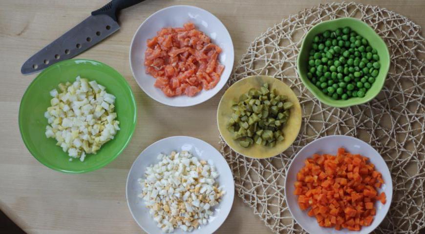 Нарежьте каждый компонент одинаковыми кубиками, чтобы добиться равномерного распределения вкуса в каждом слое.