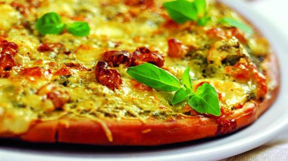 Рецепт орехово-сырной пиццы с ароматной зеленью и разнообразными сырами