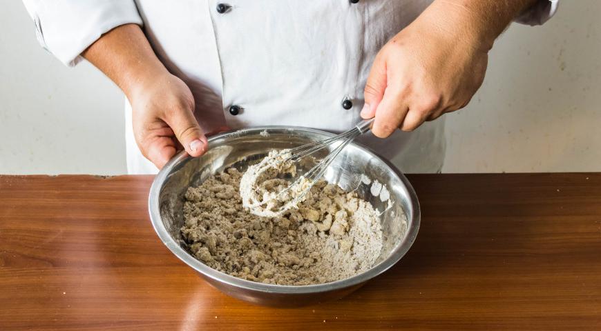 Добавьте остальные ингредиенты, кроме масла, и несколько раз коротко взбейте. Пересыпьте смесь в миску, добавьте натертое на крупной терке сливочное масло и быстро перемешайте до получения рассыпчатой массы.