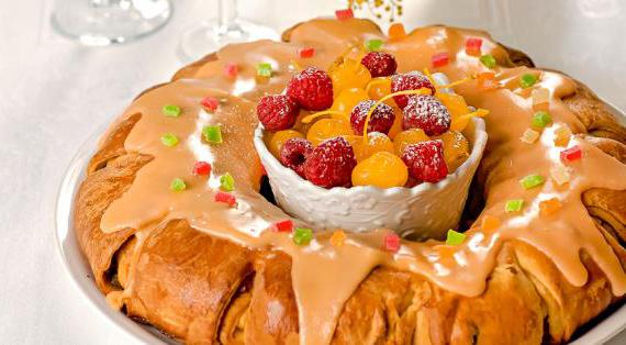 Пасхальный венок с изюмом и цукатами: ароматный дрожжевой хлеб для праздничного стола