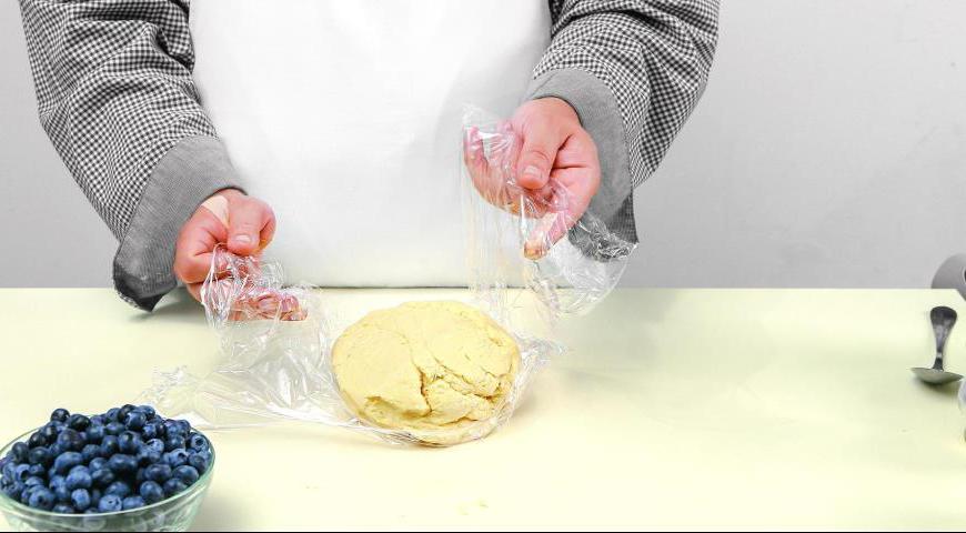Порционно всыпьте в смесь муку, предварительно смешанную с содой и солью, и тщательно вымесите. Тесто должно быть мягким, но не липнуть к рукам. Сформируйте шар, заверните в пищевую пленку и отправьте в холодильник на 35 минут.
