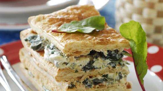 Нежный слоеный пирог Наполеон с зеленью и сливочным сыром — вкусная идея для завтрака