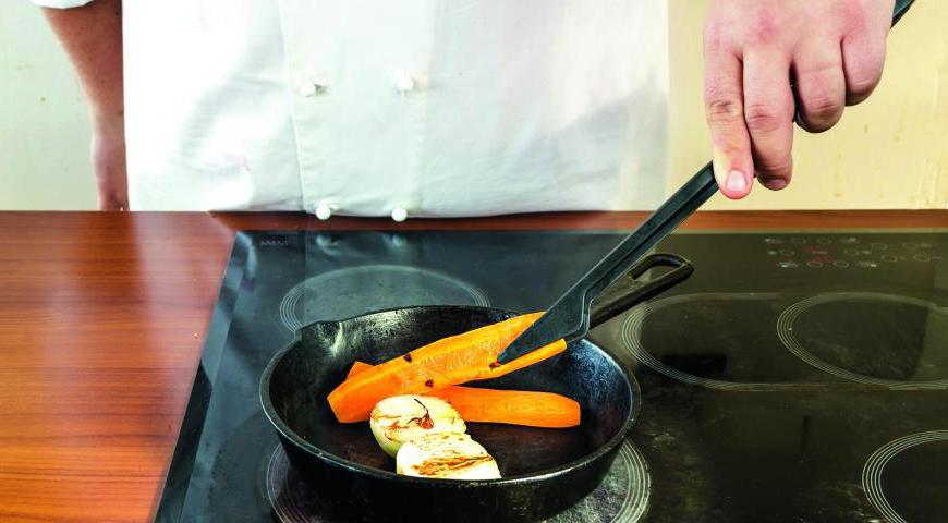 Очистите луковицу и морковь, нарежьте их крупными кусочками. Обжарьте на сковороде с маслом до золотистого цвета, чтобы выделить натуральные сахара и усилить аромат.
